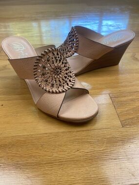 Brighton Rive Leather Wedge Sandal medallion Size 7